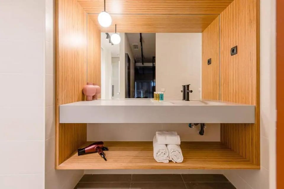 Bathroom, towels