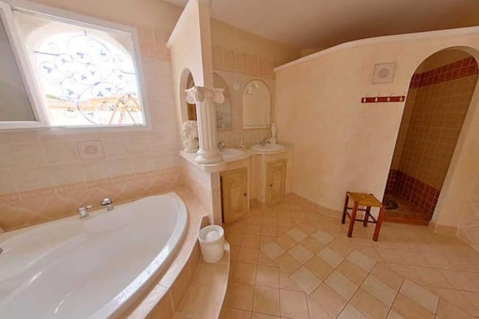 Soleil - Large Villa with Pool & Garden near Pezenas House in Nézignan-l'Évêque