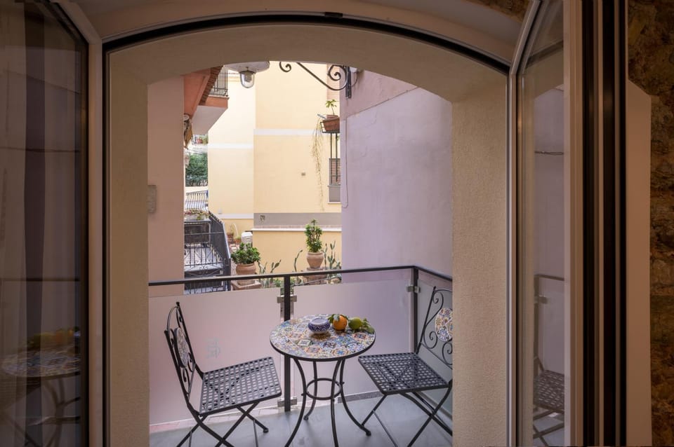 Day, Balcony/Terrace, Quiet street view
