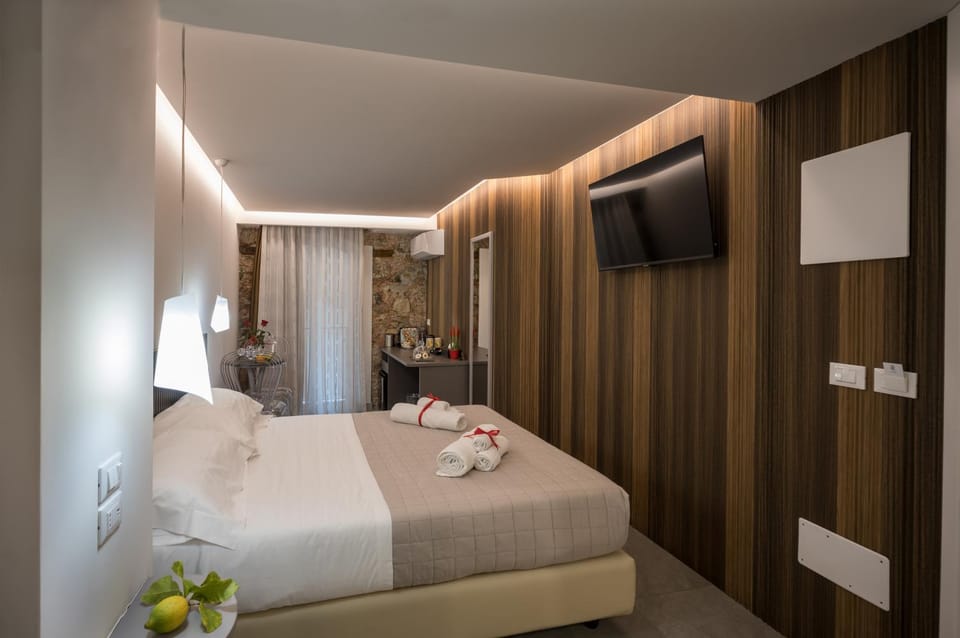 Bed, TV and multimedia, Photo of the whole room, Bedroom, towels, wardrobe
