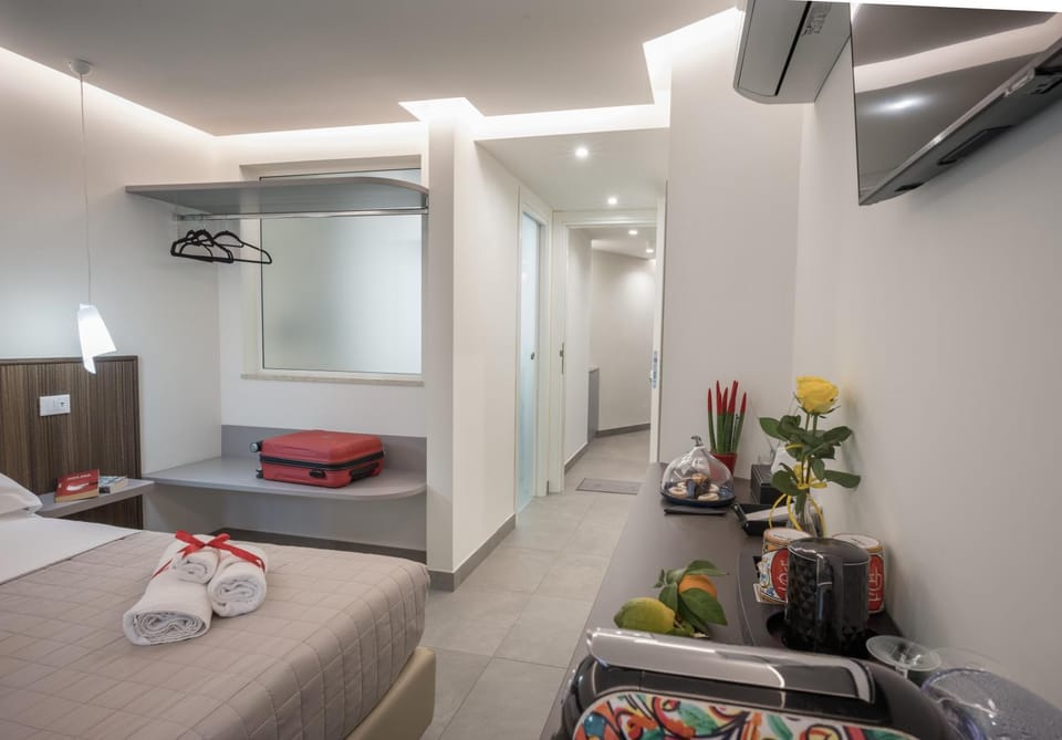Bed, TV and multimedia, Photo of the whole room, Bedroom, towels, wardrobe