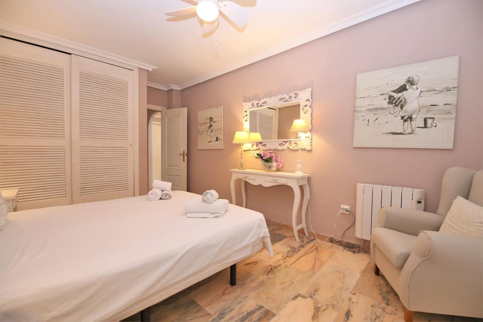 Photo of the whole room, Bedroom