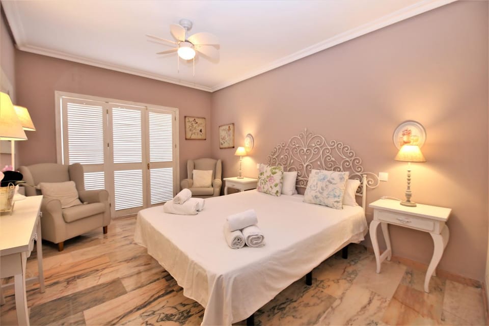 Photo of the whole room, Bedroom