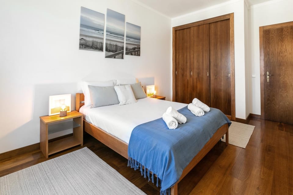 Bed, Photo of the whole room, Decorative detail, Bedroom, wardrobe