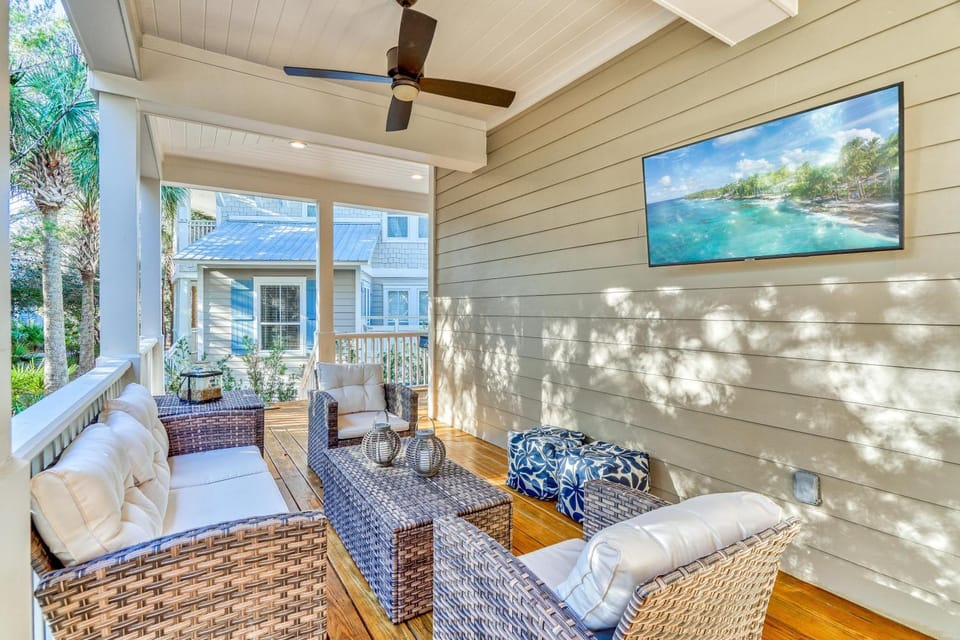 Patio, TV and multimedia, Seating area, Family