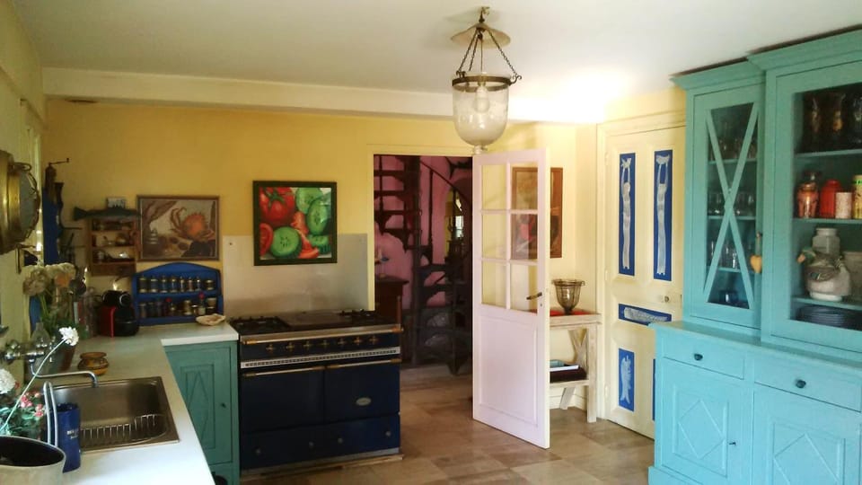 Property building, Coffee/tea facilities, Kitchen or kitchenette, dishwasher, microwave, oven, stove, toaster, kitchen