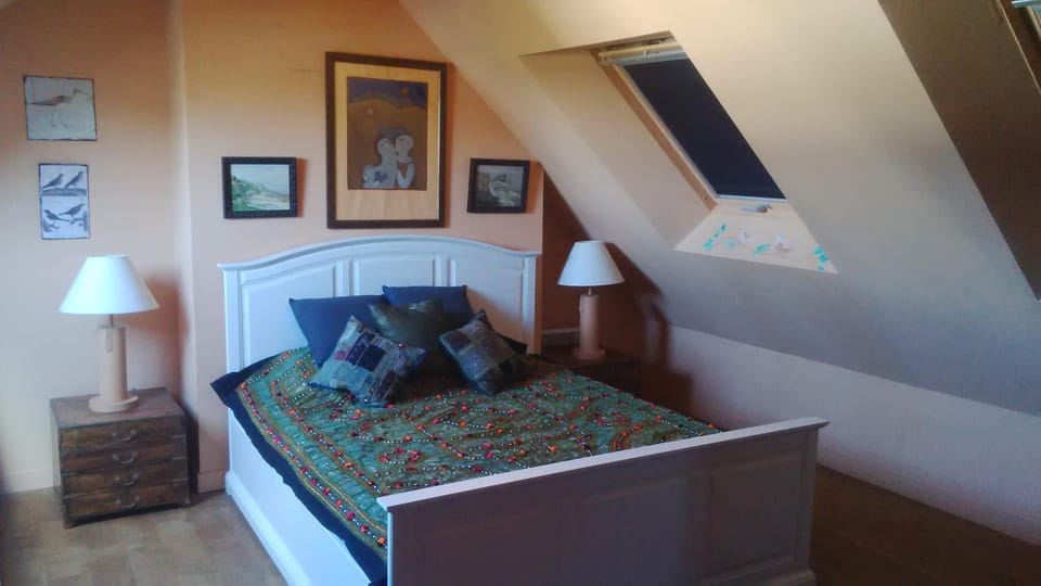 Property building, Bed, Bedroom, heating