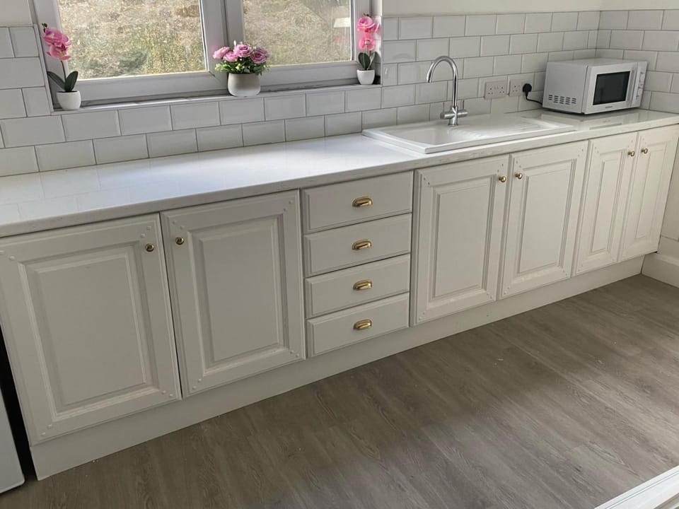 Kitchen or kitchenette, Internal: Not applicable to any particular room