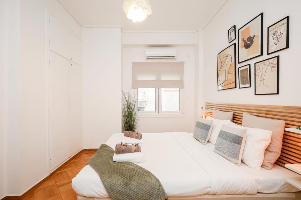 Bed, Photo of the whole room, Bedroom, towels, air conditioner