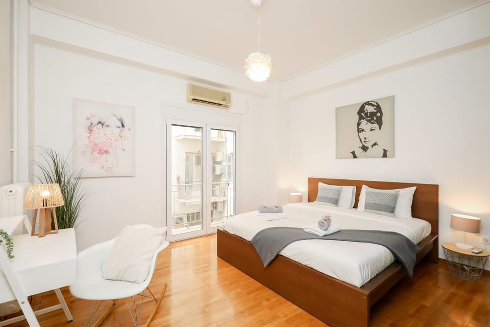 Photo of the whole room, Bedroom