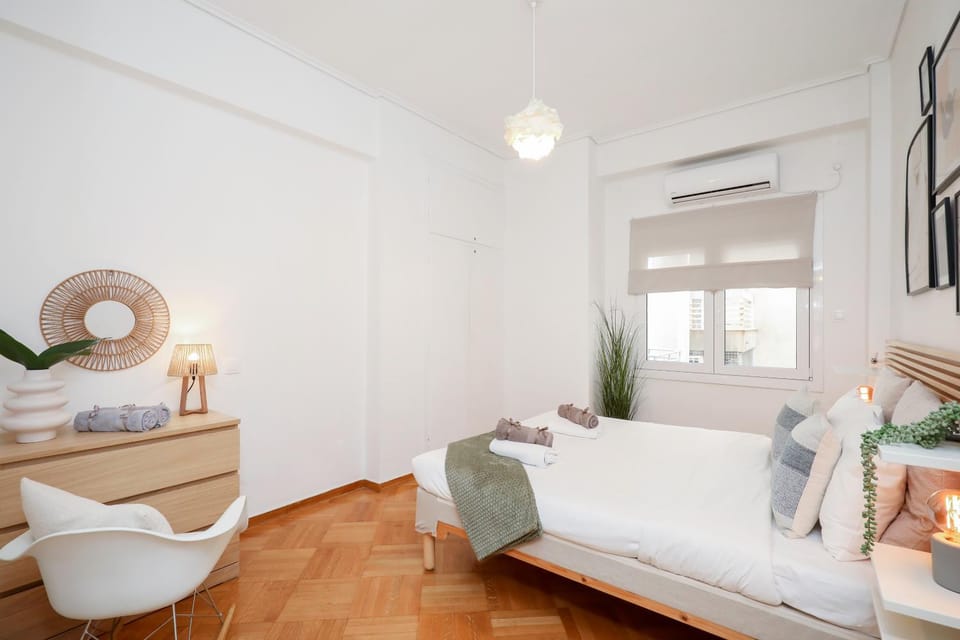 Bed, Living room, Photo of the whole room, Bedroom, towels, air conditioner