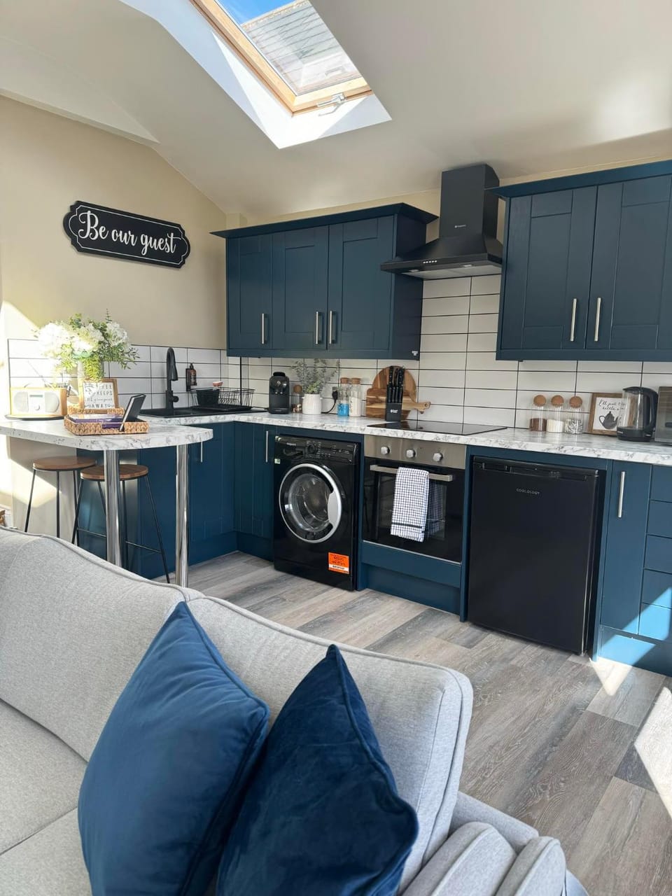 Kitchen or kitchenette, Living room, Seating area, Dining area, fireplace, minibar, pet friendly, stove, toaster, washing machine