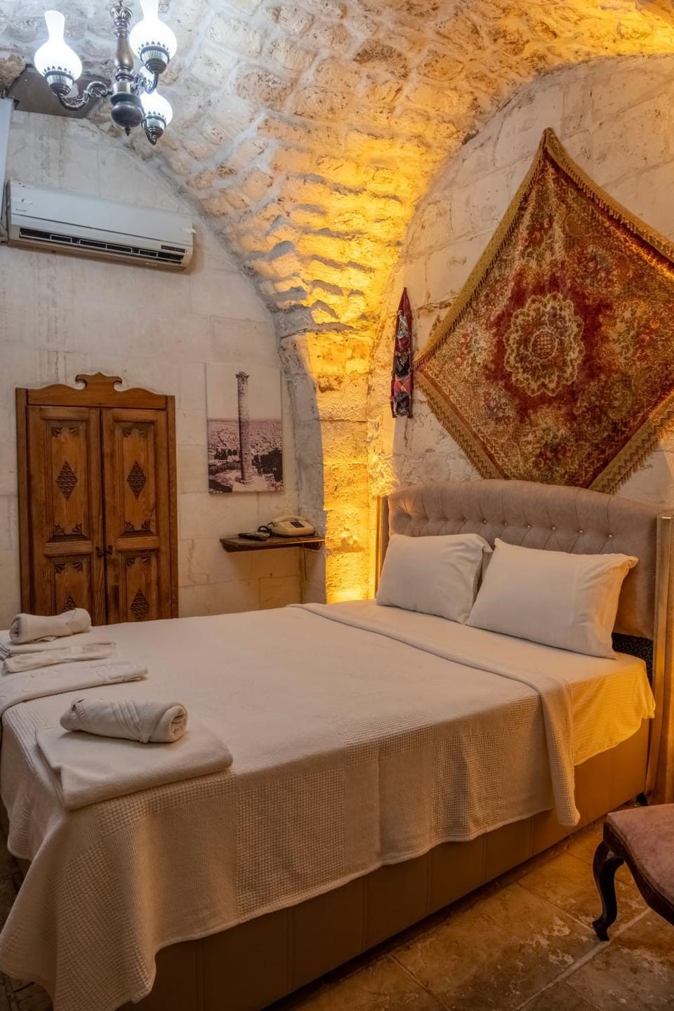 Bed, Bedroom, towels, air conditioner