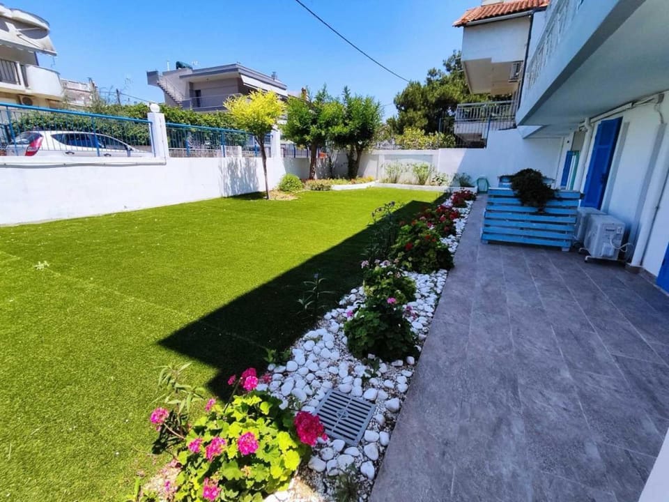 Property building, Patio, Day, Garden, Garden view
