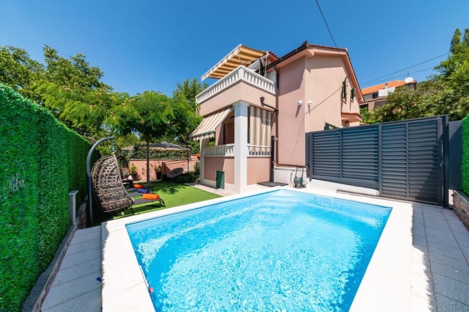 Property building, Patio, Spring, Day, Garden, Garden view, Pool view, Swimming pool, sunbed