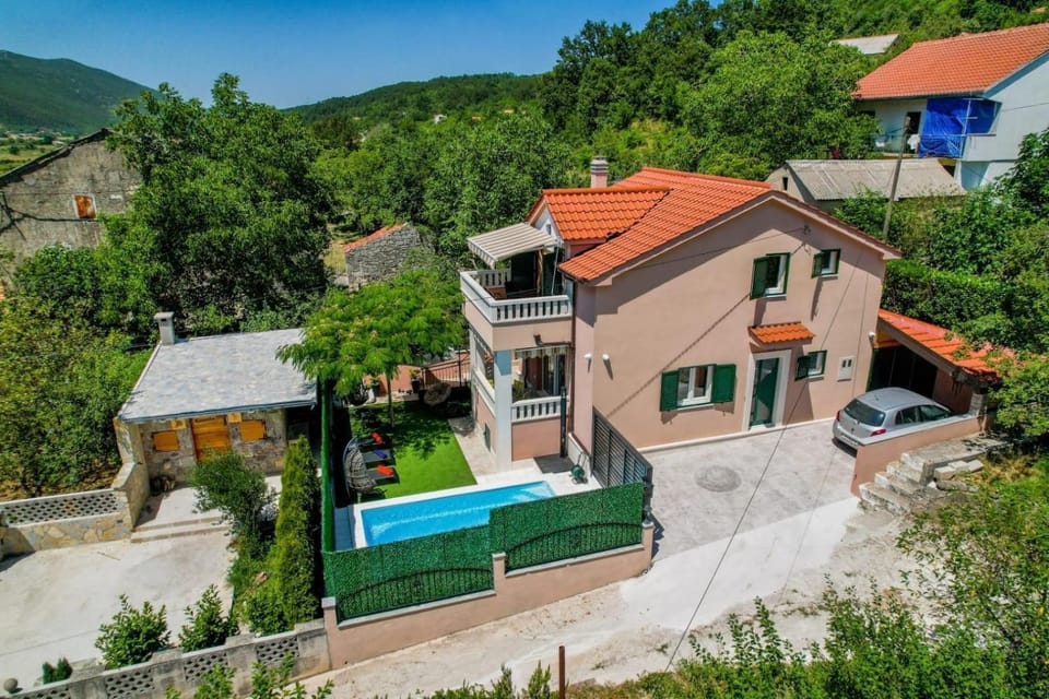Property building, Spring, Day, Neighbourhood, Natural landscape, Bird's eye view, Mountain view, Pool view, Street view, Swimming pool, Parking, sunbed