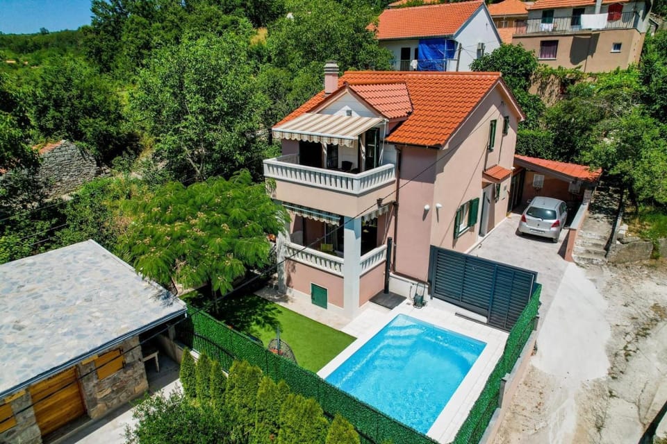 Property building, Spring, Day, Neighbourhood, Natural landscape, Bird's eye view, Pool view, Street view, Swimming pool, Parking, sunbed