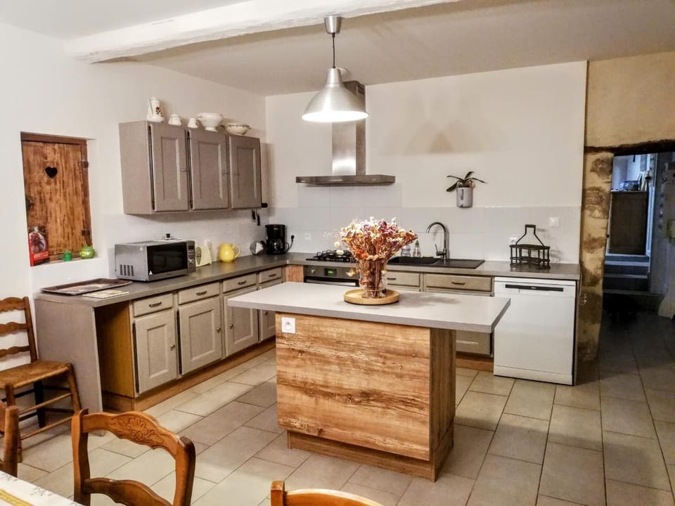 Kitchen or kitchenette, Dining area, dishwasher, minibar, pet friendly, stove, toaster