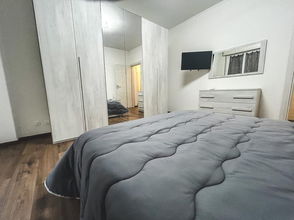 Bed, TV and multimedia, Photo of the whole room, wardrobe