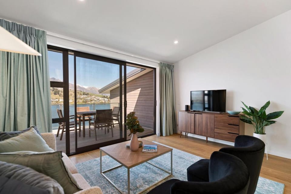 Natural landscape, TV and multimedia, Living room, Seating area