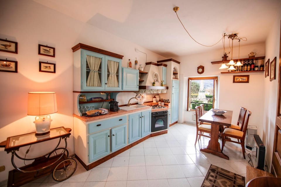 Kitchen or kitchenette, Dining area, stove