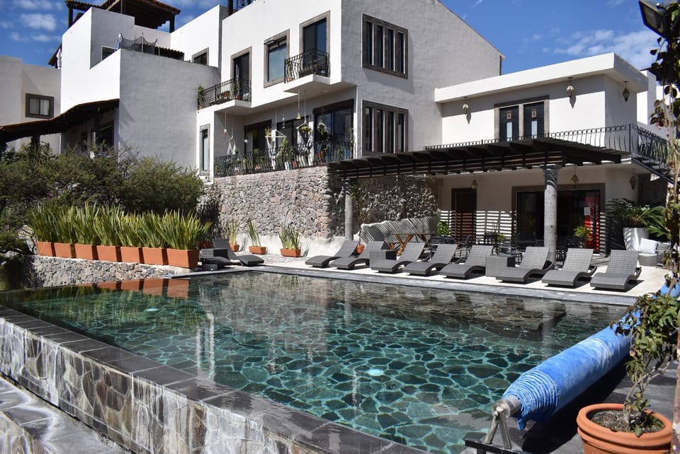 Property building, Facade/entrance, Day, Pool view, Swimming pool, Swimming pool, Family, sunbed