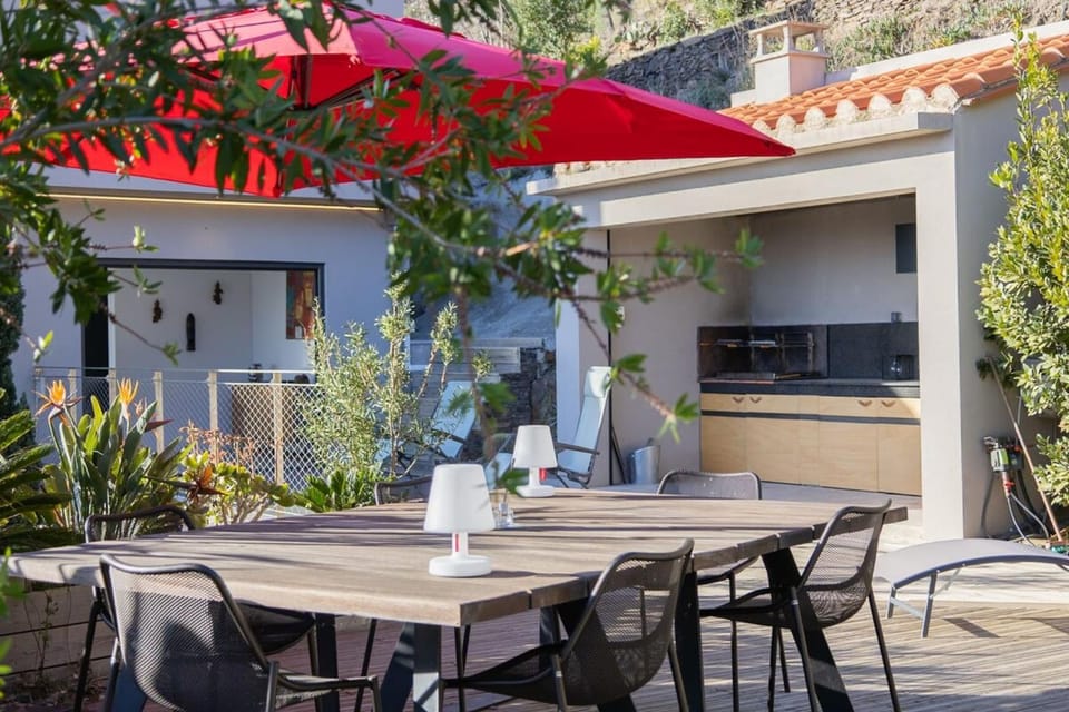 Property building, Patio, Spring, Day, Garden, View (from property/room), Balcony/Terrace, Kitchen or kitchenette, Dining area, Garden view