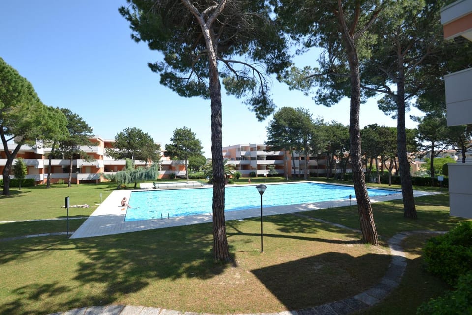 Property building, Facade/entrance, Garden, Swimming pool