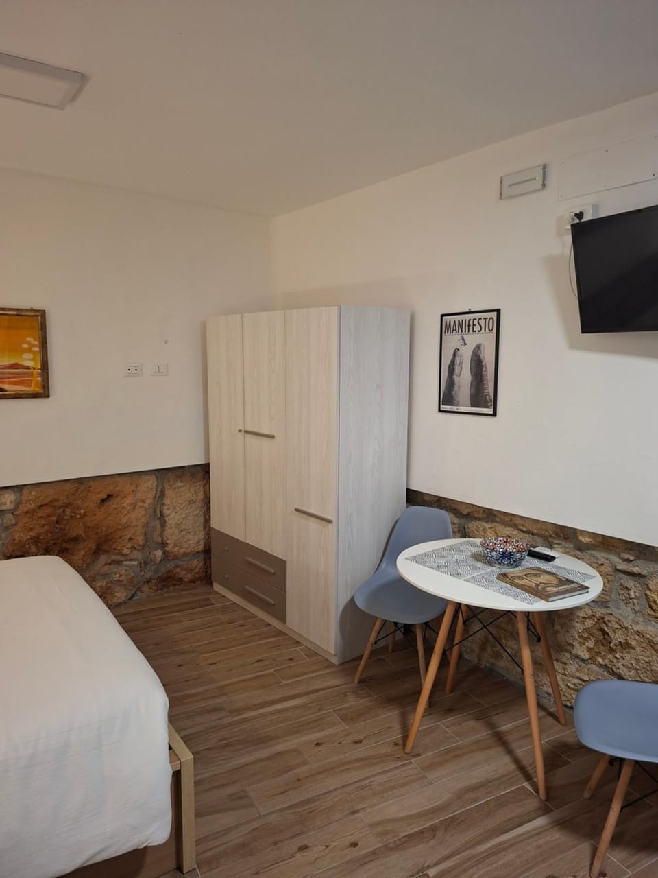 Bed, Photo of the whole room, Dining area, Bedroom, wardrobe, air conditioner