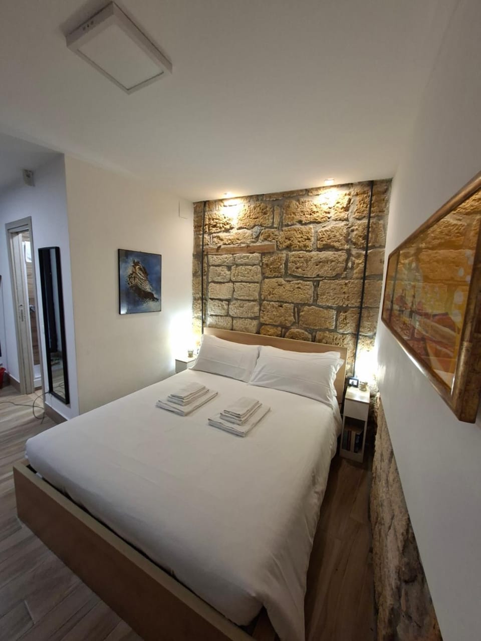 Bed, Photo of the whole room, Bedroom, towels
