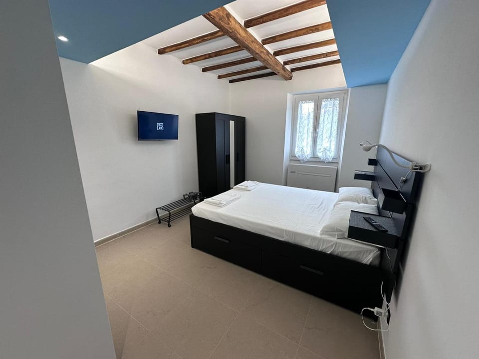 Bed, TV and multimedia, Photo of the whole room, Bedroom, hair dresser