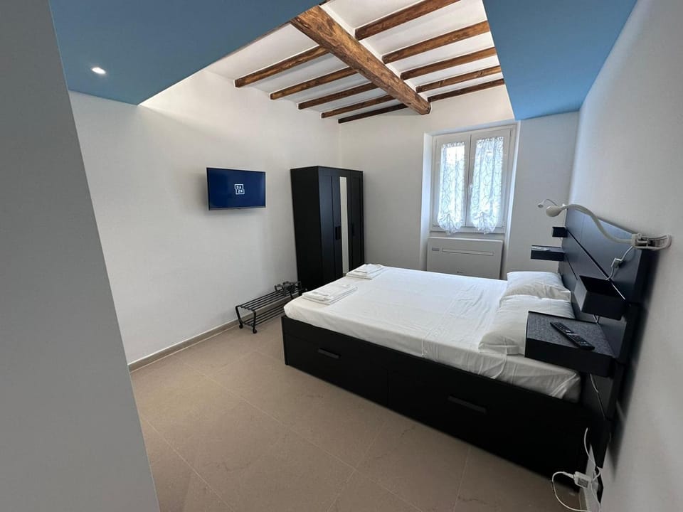 Bed, TV and multimedia, Photo of the whole room, Bedroom, wardrobe