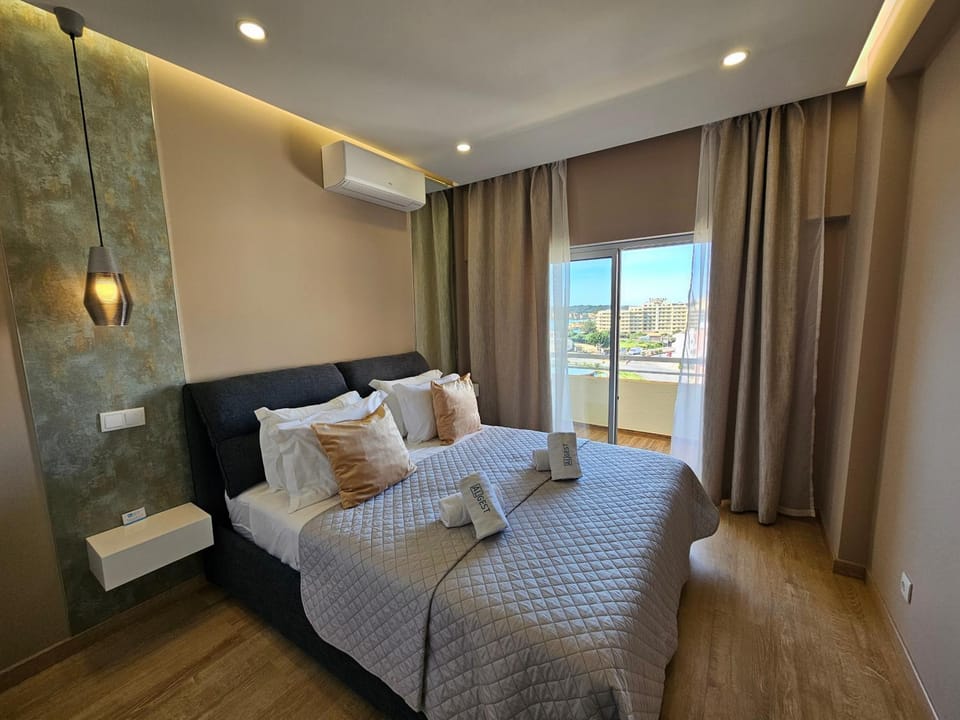 Bed, Photo of the whole room, Bedroom, internet, towels, air conditioner