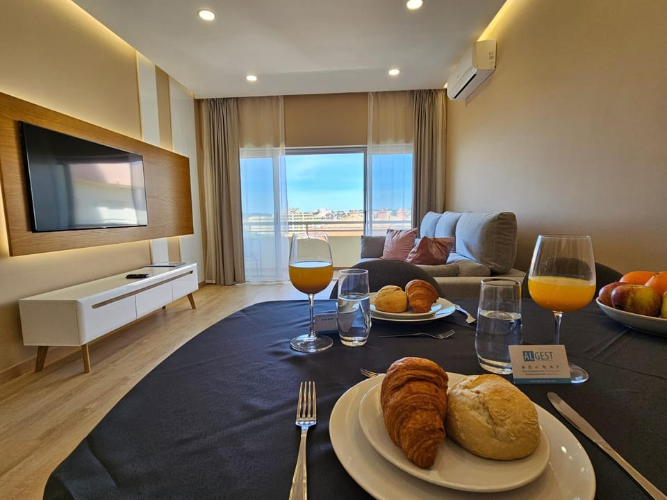 TV and multimedia, Living room, Seating area, Family, air conditioner
