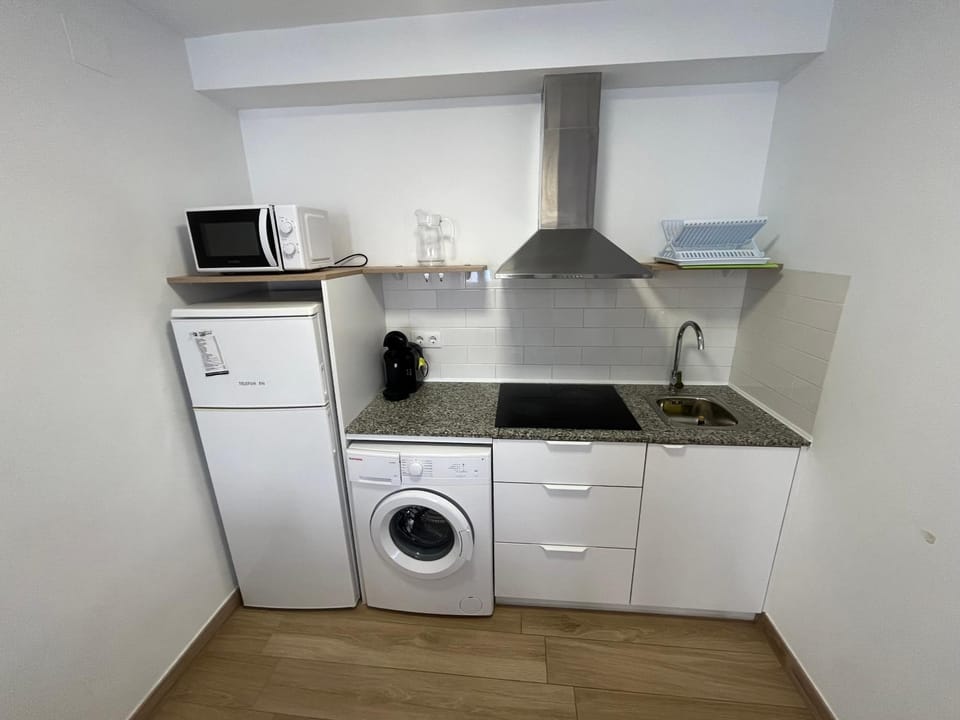Kitchen or kitchenette, minibar, stove, washing machine