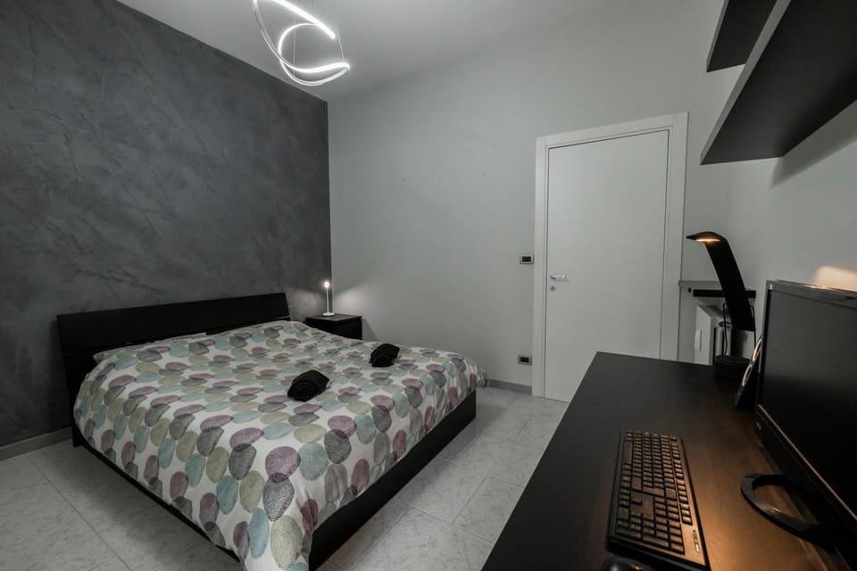 Bed, TV and multimedia, Bedroom
