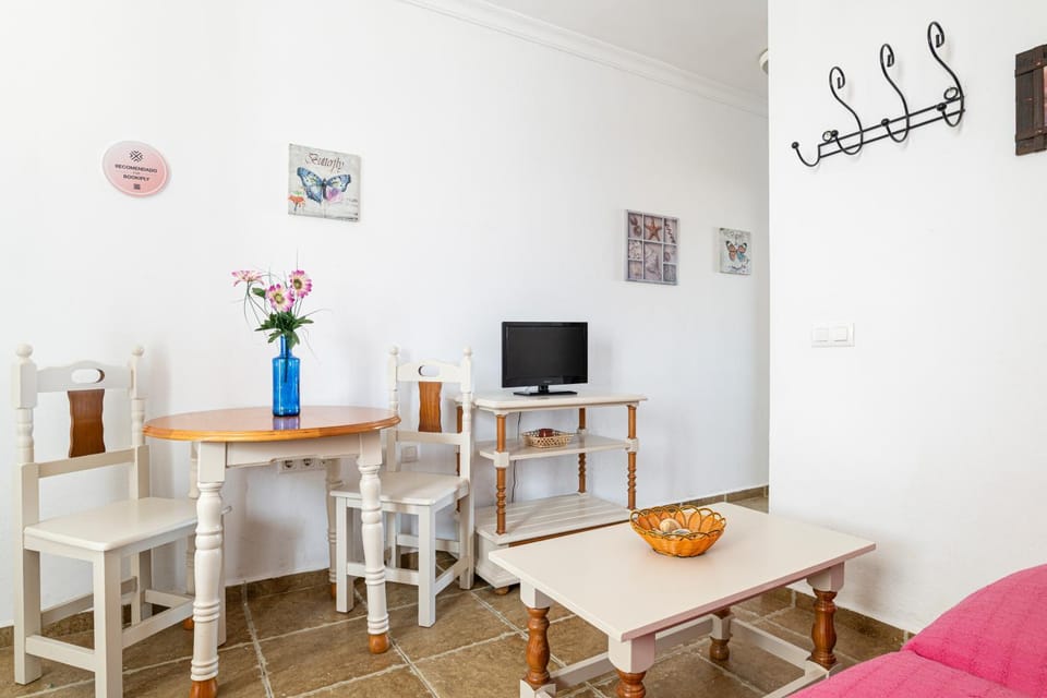 TV and multimedia, Living room, Seating area, Dining area