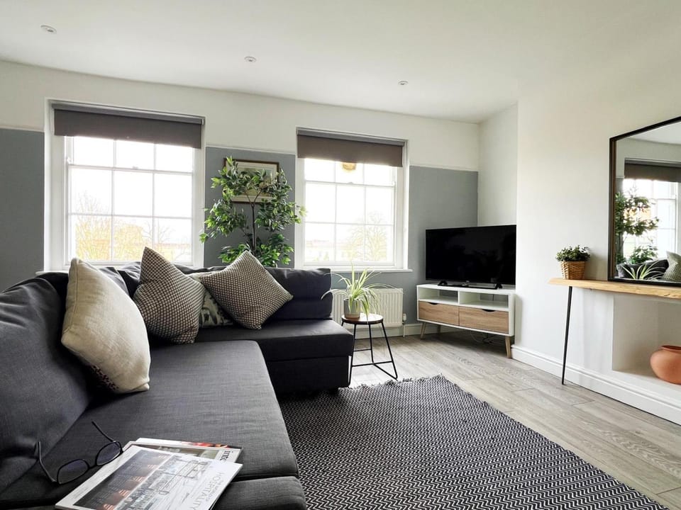 Living room, Seating area, Evening entertainment