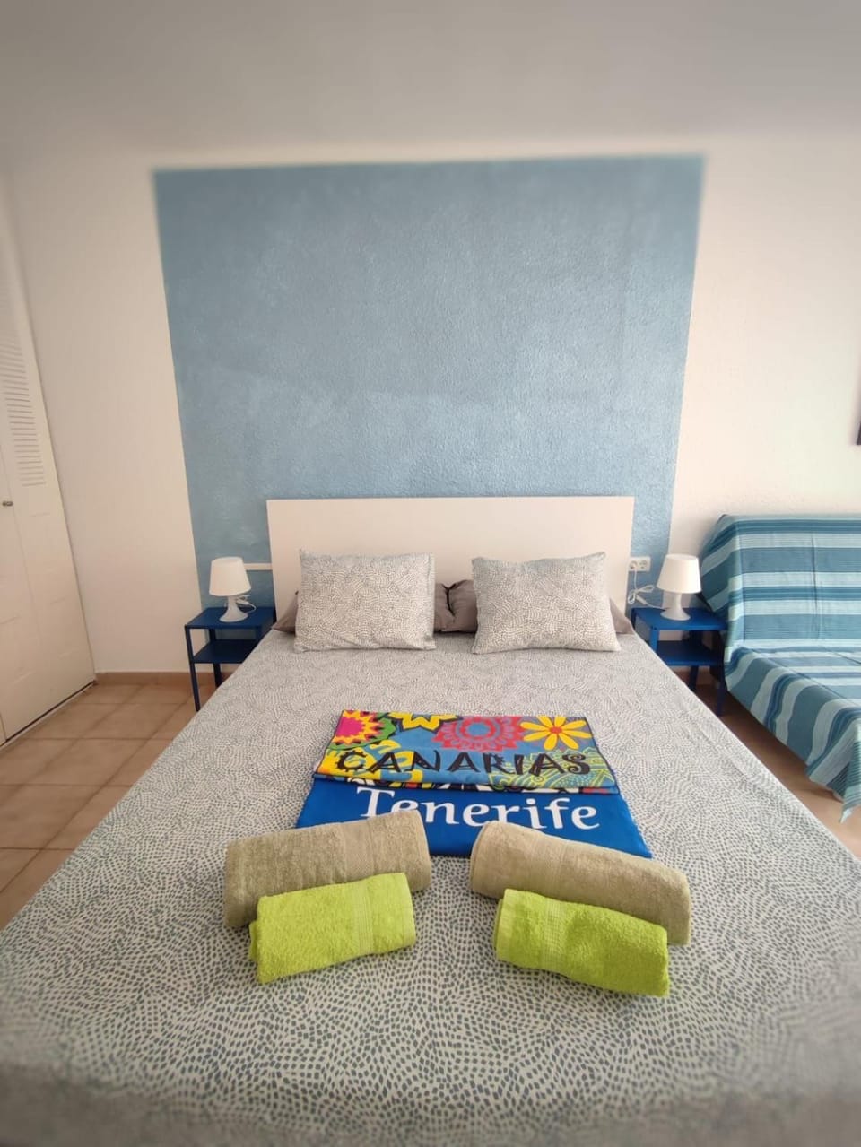 Bed, towels