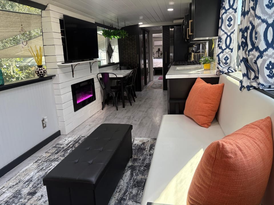 Sleek, Modern, Pet Friendly Custom Tour Bus! Villa in Groveland