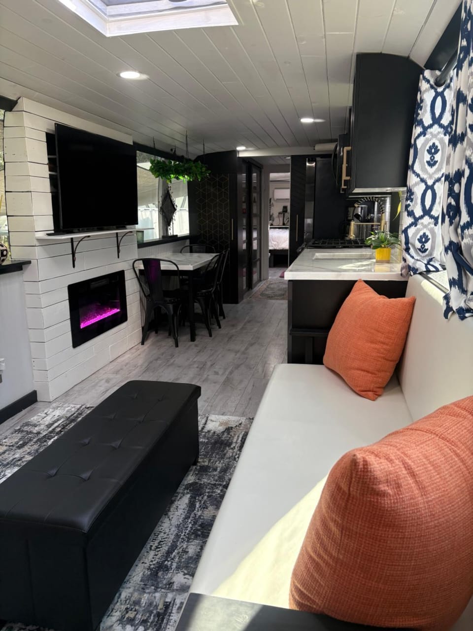 Sleek, Modern, Pet Friendly Custom Tour Bus! Villa in Groveland