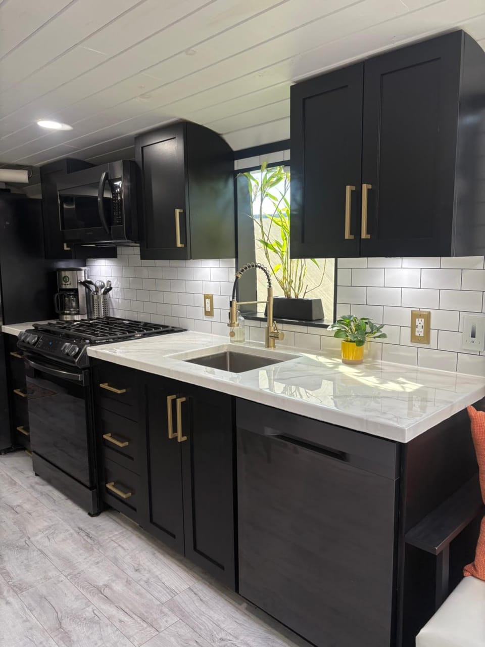 Sleek, Modern, Pet Friendly Custom Tour Bus! Villa in Groveland