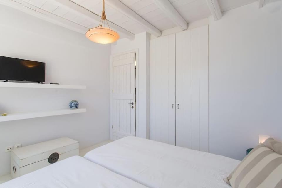 Bed, TV and multimedia, Photo of the whole room, Bedroom, wardrobe