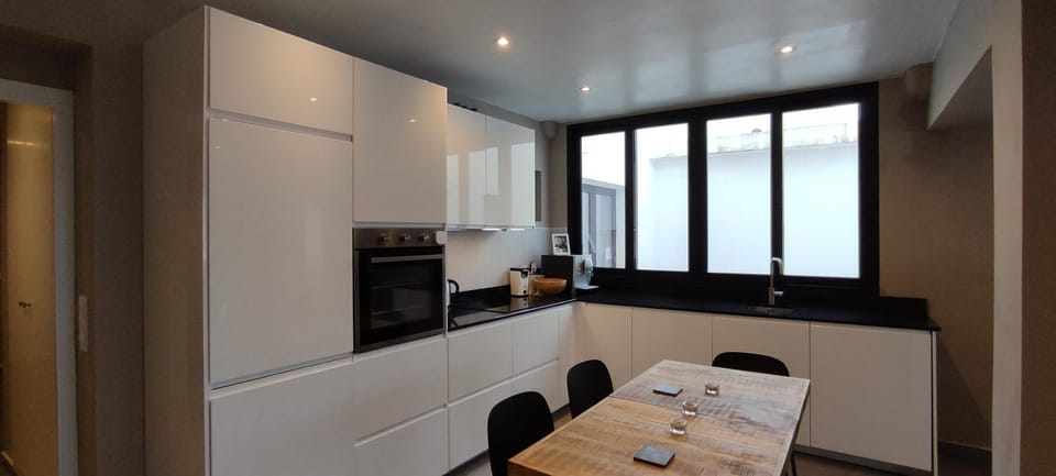 Kitchen or kitchenette, Dining area