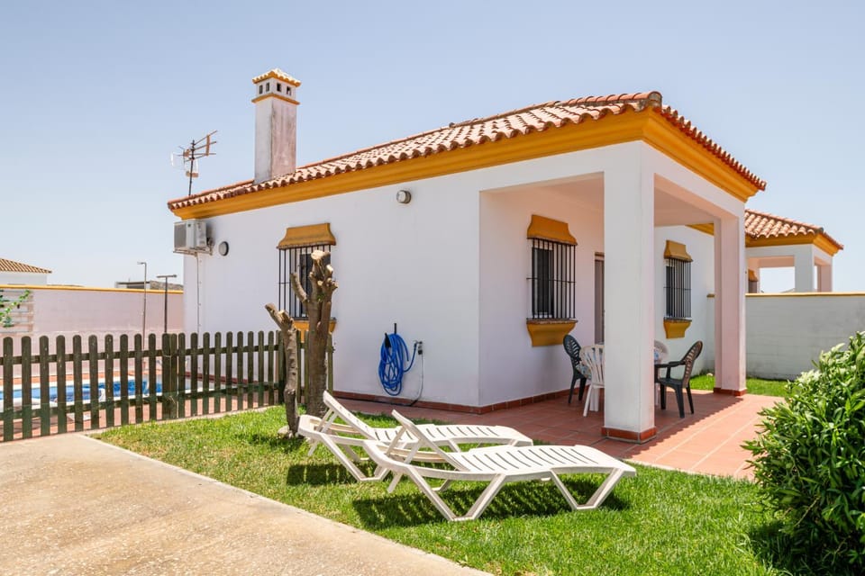 Property building, Patio, Spring, Day, BBQ facilities, Garden, View (from property/room), Balcony/Terrace, Garden view, Swimming pool, sunbed