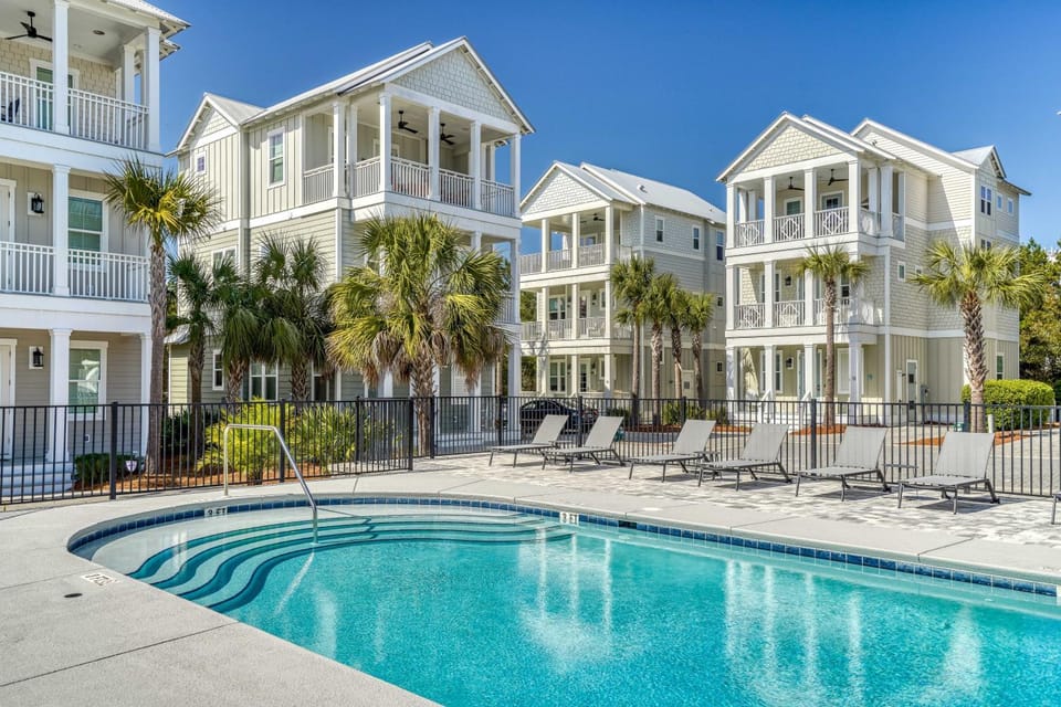 Neighbourhood, Swimming pool