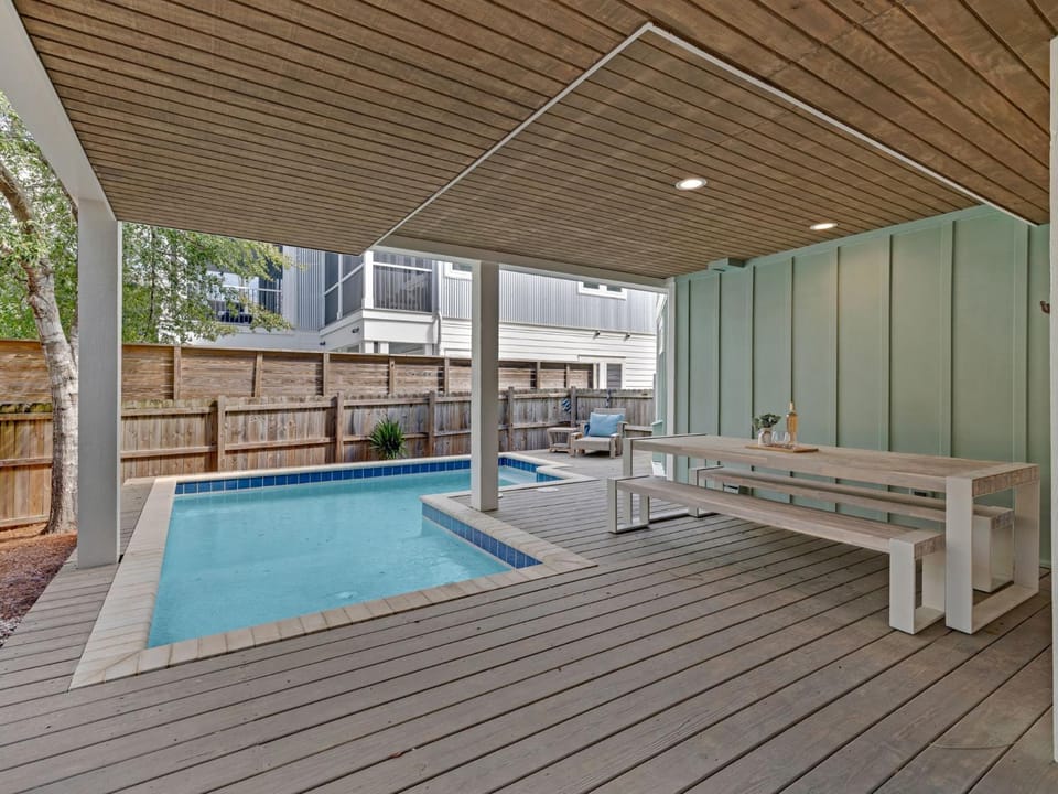 Patio, Dining area, Swimming pool