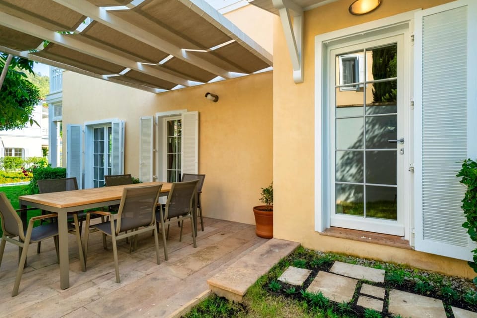 Patio, Day, Garden, Dining area, Garden view