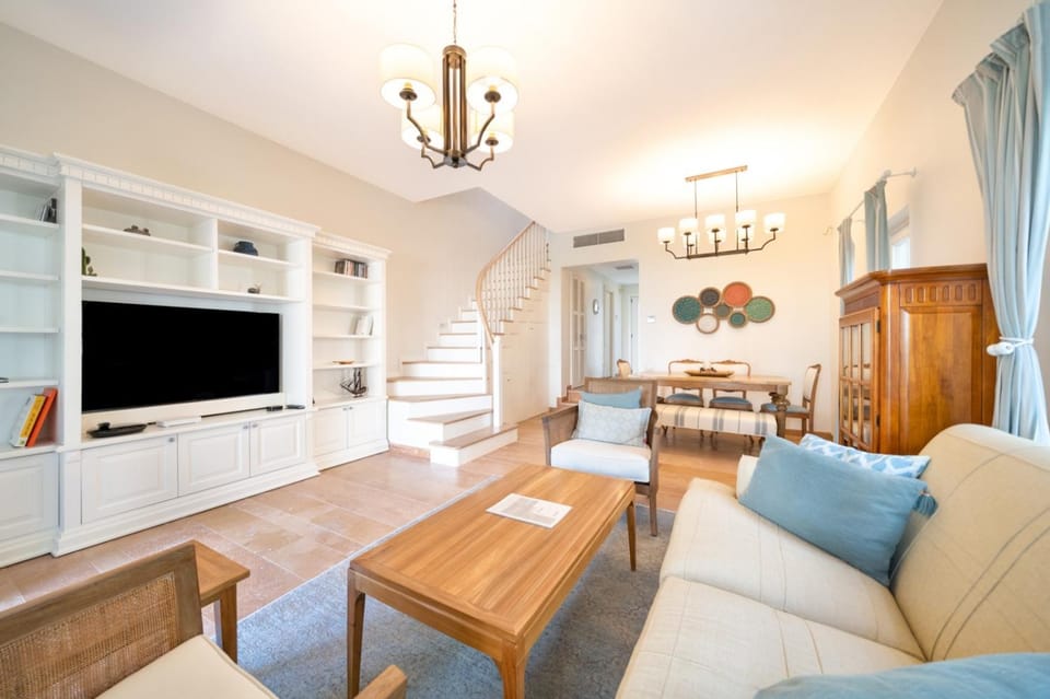 TV and multimedia, Seating area, Dining area