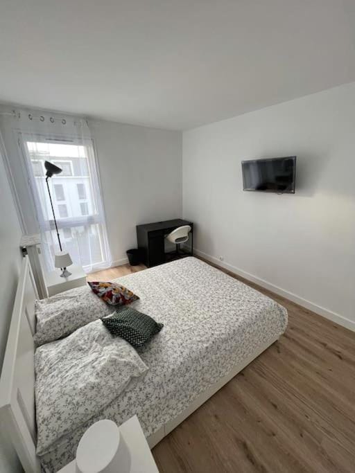 Bed, TV and multimedia